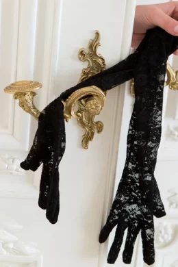 妹子戴著黑色蕾絲手套做在門旁!Malena (124 Photos)