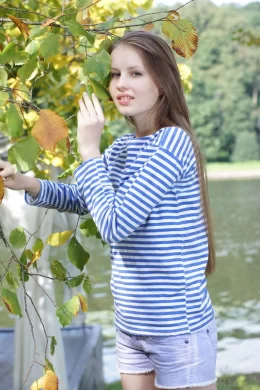 妹子站在河邊裸身扶著樹枝!Victoriya A (131 Photos)