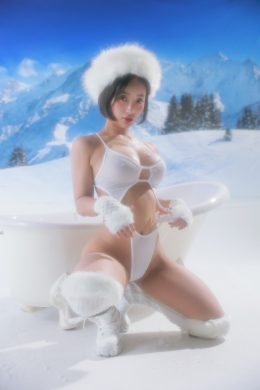 Booty Queen 엉덩퀸, [Pinkpie] The Hot Body of a Lost Girl in Snow Garden Set.01